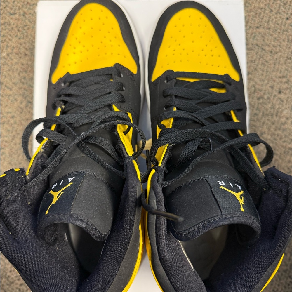 Jordan 1 Retro Beginning Moments Pack - Black and Yellow Sneakers - Picture 3 of 5